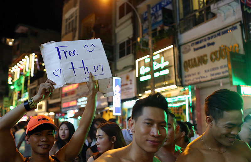 Trai 6 múi cởi trần ôm tự do đêm Noel ở phố Tây Sài Gòn